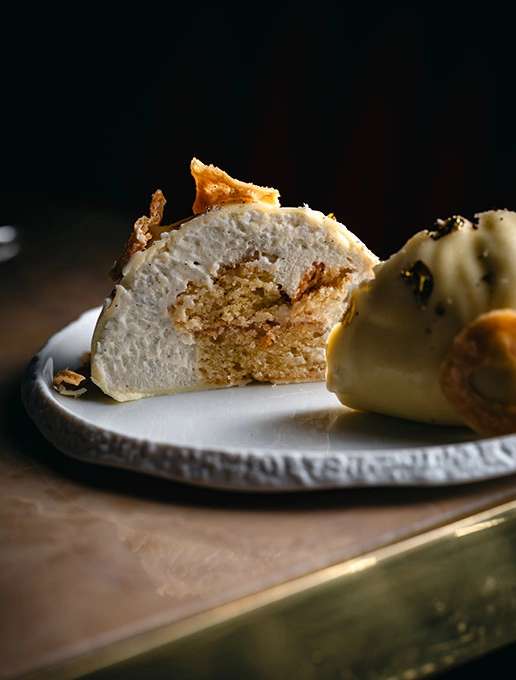 Dessert cut in half, revealing its indulgent texture, served at Dans le Noir ?