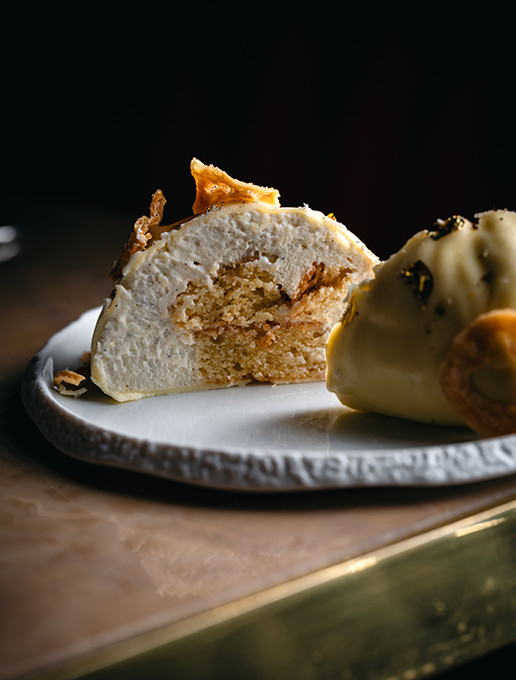 Dessert cut in half, revealing its indulgent texture, served at Dans le Noir ?