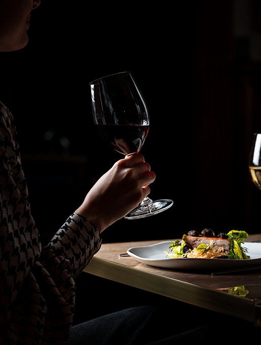 Tasting a wine and food pairing during a special Mother's Day dinner at Dans le Noir ?
