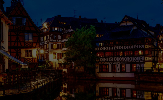 Photo de la Petite France à Strasbourg, maisons à colombages et canal paisible. Quartier emblématique au charme alsacien, idéal pour une promenade dans un cadre calme et historique.